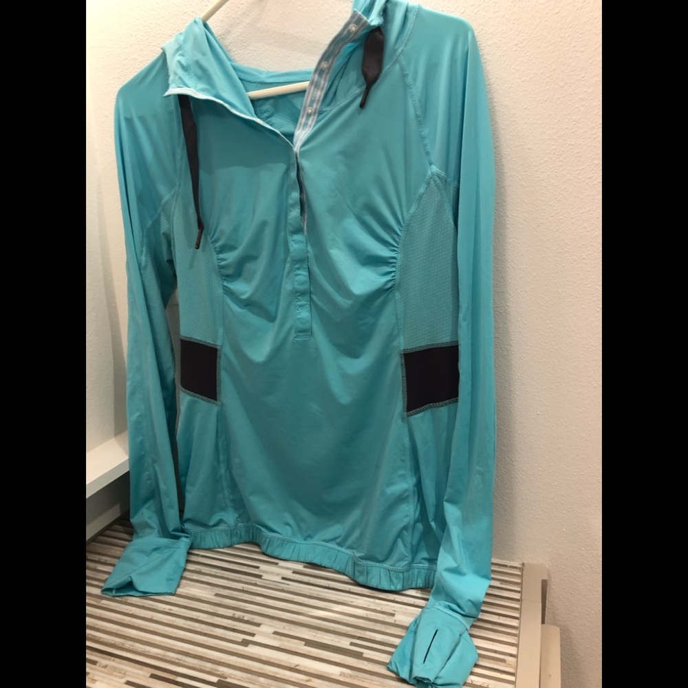 Lululemon pullover long sleeve top with hood
